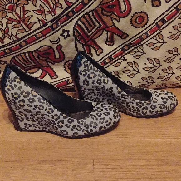 Grey Leopard Print Wedges - Picture 3 of 8
